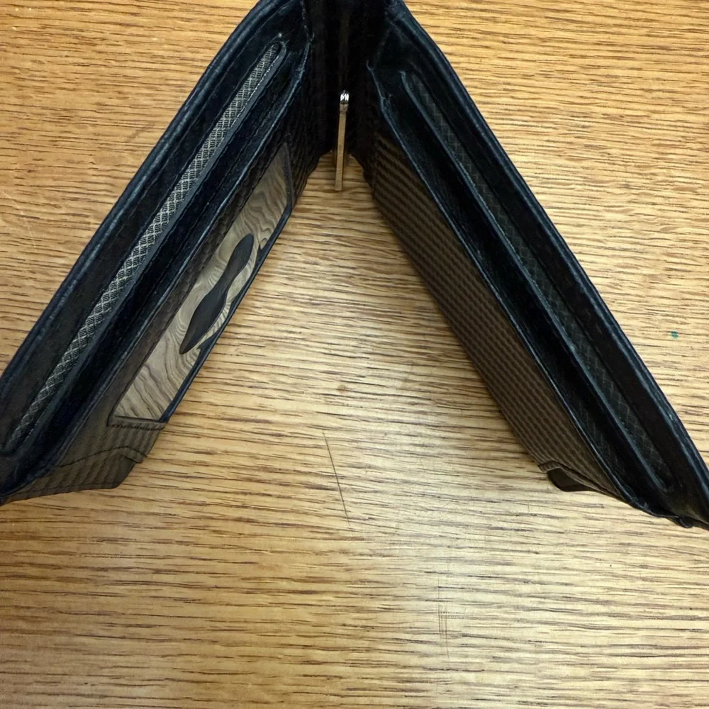 Runbox sturdy carbon fiber pattern black wallet